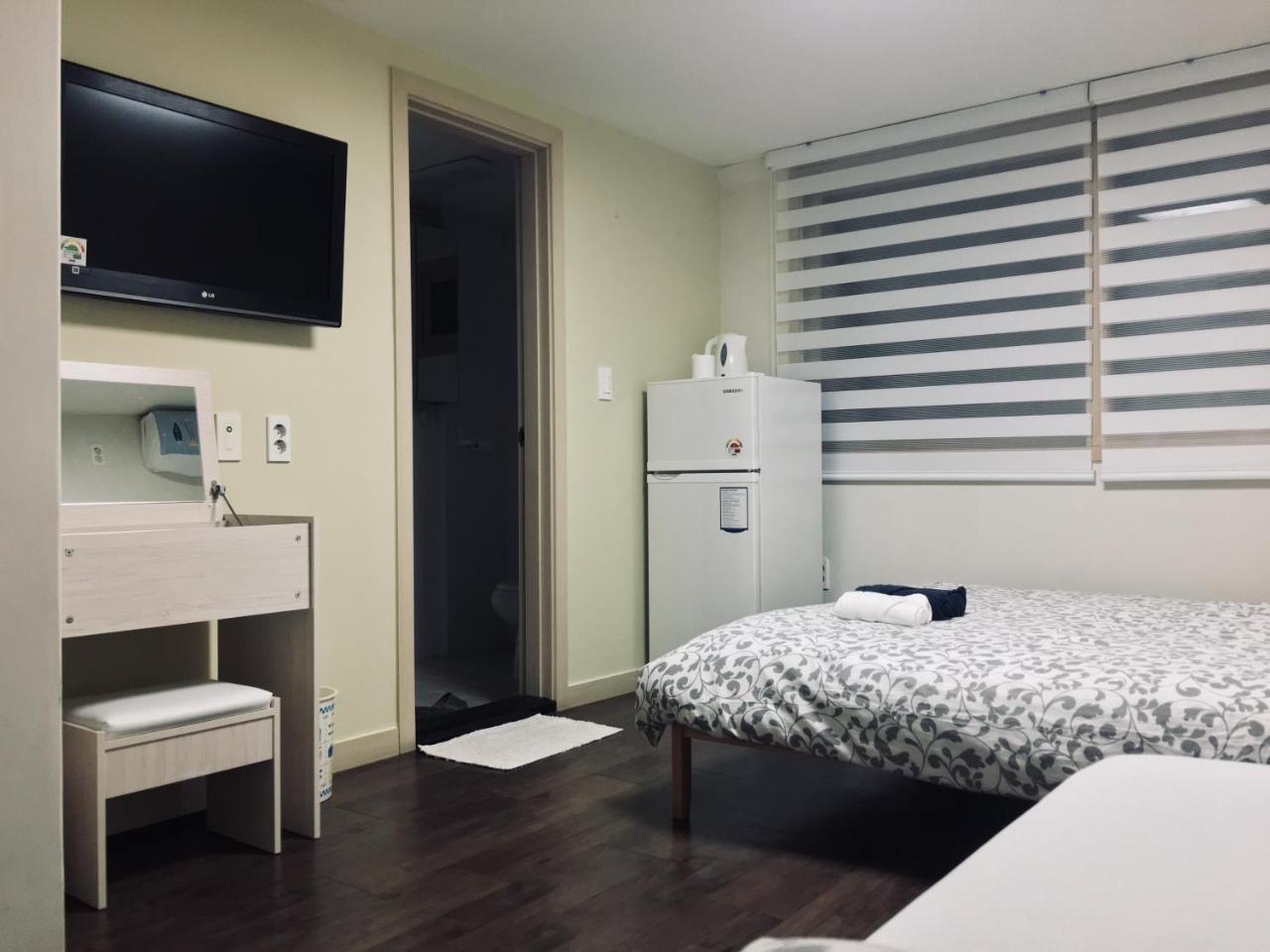 Hongdae Pencil Guesthouse Сеул Экстерьер фото