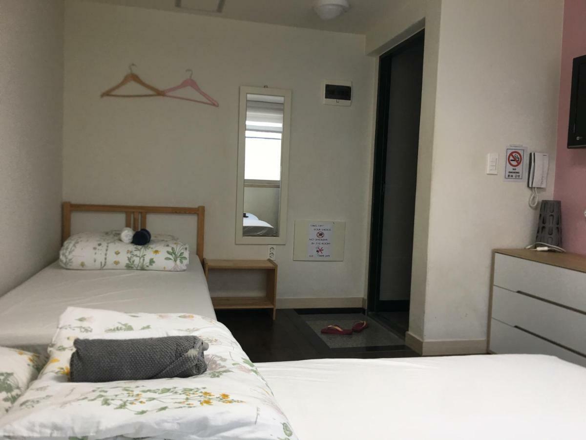 Hongdae Pencil Guesthouse Сеул Экстерьер фото